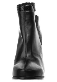 Czarny skórzany botek do kostki o gładkim wykończeniu z teksturowanym, czarnym akcentem na górze. Charakteryzuje się smukłym, wąskim krojem i zaokrąglonym noskiem.