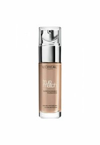 L'Oréal Paris True Match foundation i en transparent glassflaska med en silverpump. Tan vätska synlig, märkt "super blendable foundation."