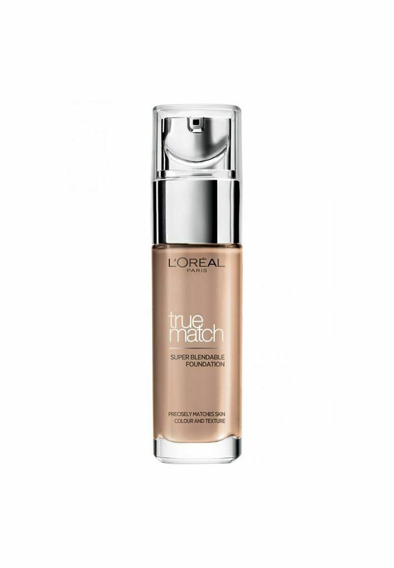 L'Oréal Paris True Match foundation i en transparent glassflaska med en silverpump. Tan vätska synlig, märkt "super blendable foundation."