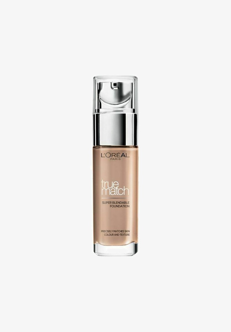 L'Oréal Paris True Match foundation i en transparent glassflaska med en silverpump. Tan vätska synlig, märkt "super blendable foundation."