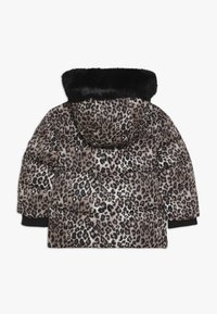 Padded bunda s leopardím vzorem, se černou umělou kožešinovou kapucí a černými žebrovanými manžetami. Zapínání na patentky.
