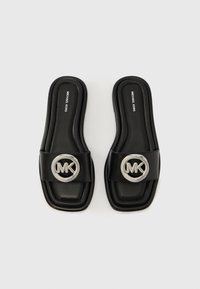 Sorte lædersandaler med åben tå i firkantet form, med en sølvfarvet cirkulær logo på remmen og glat tekstur. Designet til afslappet brug.