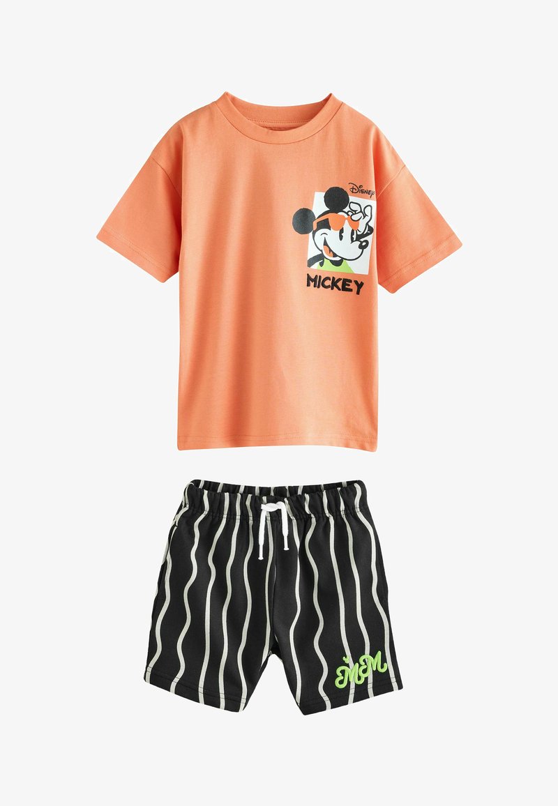 Orange bomulds t-shirt med et Mickey Mouse grafik. Sorte shorts med hvide striber og grøn "MOM" broderi. Elastisk talje.