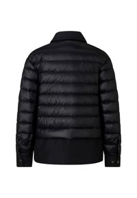 Schwarze Steppjacke mit einem gesteppten Design, horizontalen Nähten, einem Standardkragen und mit Knöpfen verzierte Ärmelbündchen.