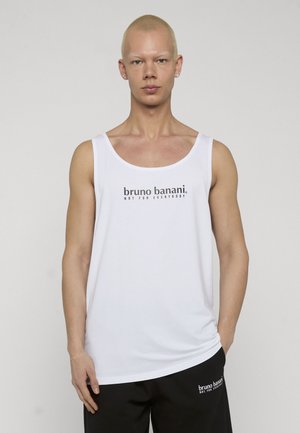 Giovane con capelli corti biondi che indossa una maglietta bianca senza maniche e pantaloncini neri, entrambi con il logo "bruno banani", in piedi davanti a uno sfondo semplice.