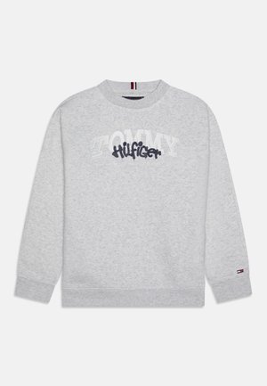 Grijze sweatshirt met lange mouwen, geribbeld halsdetail en manchetten. Heeft "TOMMY" in wit en "Hilfiger" in marineblauw, met een logo vlagaccent.