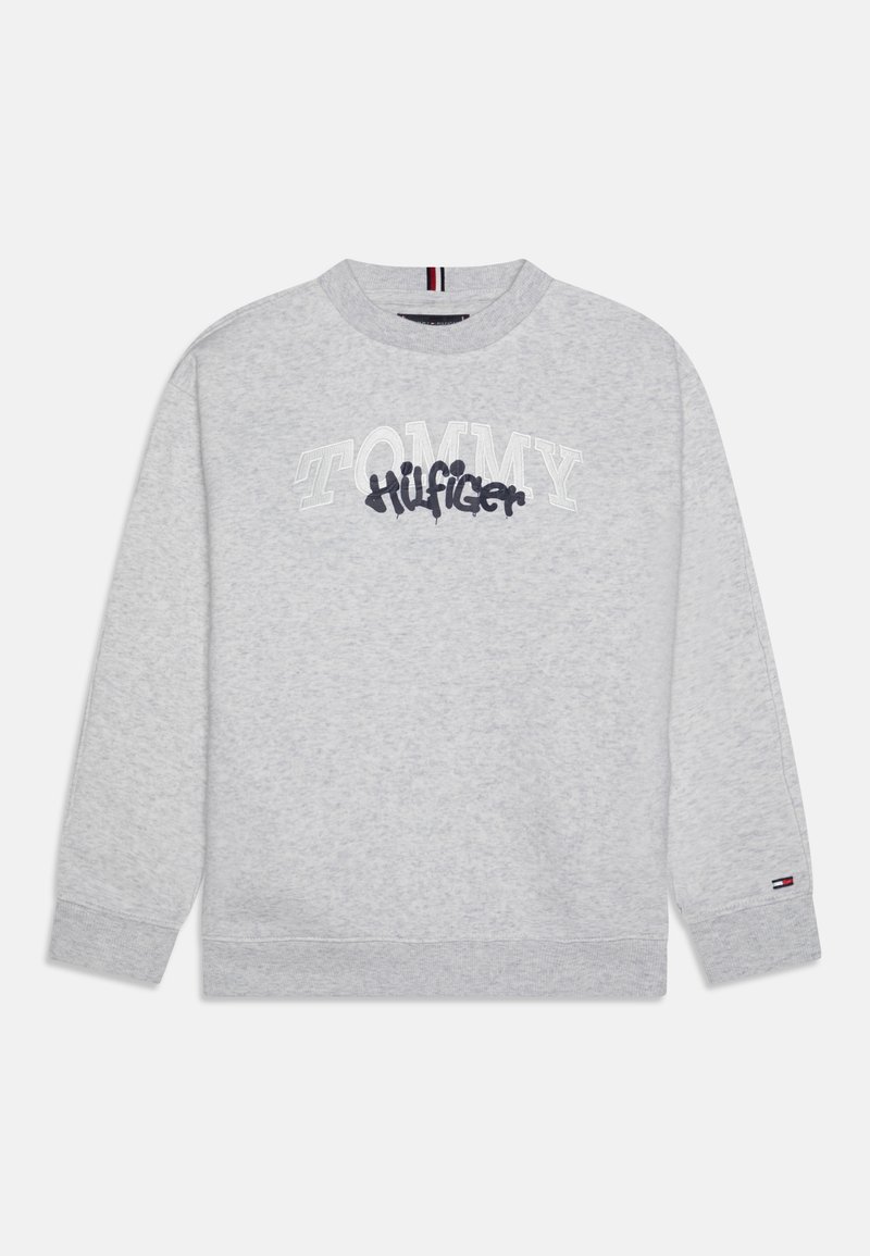 Sudadera gris con mangas largas, cuello y puños acanalados. Presenta "TOMMY" en blanco y "Hilfiger" en azul marino, con un acento de logo de bandera.