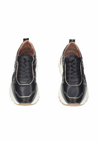 Sneaker in pelle nera con suole in gomma bianca, dotate di lacci scuri, sottili dettagli cuciti e un interno imbottito.