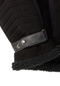 Guanti neri con uno strato esterno testurizzato, cinturino in pelle con bottone automatico argentato e interno del polsino morbido e peloso.