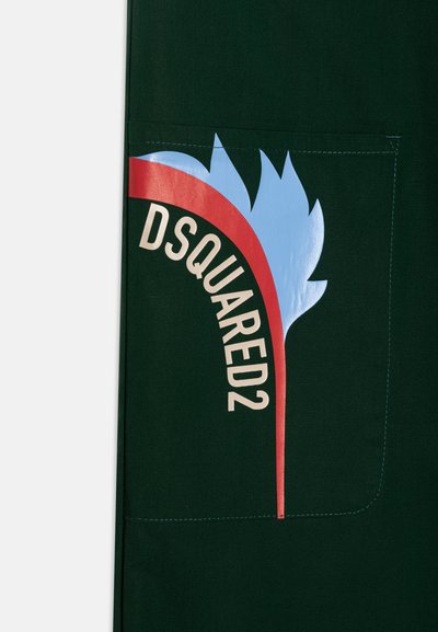 Roheline kangas, millel on suur graafika taskul, kus on sinine lehekujundus ning "DSQUARED2" tekst valge ja punasega. Tekstuuriga viimistlus.