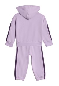 Sweat à capuche lilas et joggings assortis, avec des rayures latérales violettes foncées, en tissu doux, avec des poignets élastiques et une ceinture élastique pour le confort.
