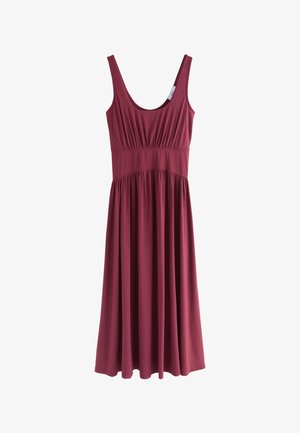 Haljina bez rukava boje tamnocrvene, dužine do sredine lista, s širokim naramenicama, strukom prilagođenim tijelu i naboranim detaljima na suknji.