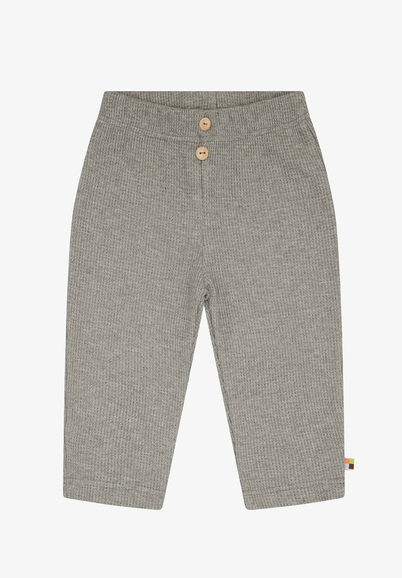 Grau gestreifte Hose mit weichem Material, elastischem Bund und zwei Holzknöpfen auf der Vorderseite, sowie einem kleinen farbigen Etikett an der Seite.