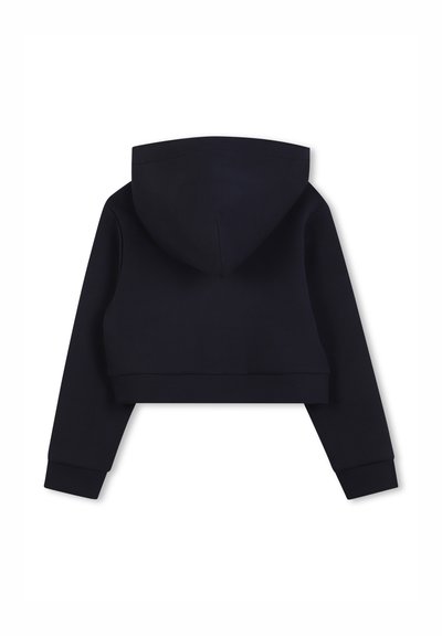 Felpa con cappuccio tagliata in blu navy scuro, realizzata in un tessuto morbido. Presenta una tasca a marsupio, polsini a costine e una texture liscia.