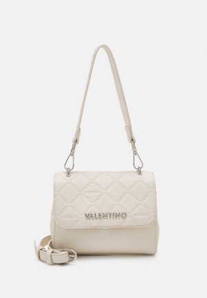Lille beige skuldertaske i læder med quiltet klap, sølv "VALENTINO" logo, aftagelig rem og metalspænde på ensfarvet baggrund.