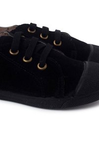 Zapatillas negras de ante, con ojales dorados y cordones negros. Punta de caucho y suela texturizada para mayor agarre.