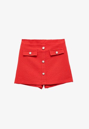 Un short rouge en tissu texturé, avec cinq boutons décoratifs en argent sur le devant et deux petites rabats de poche.