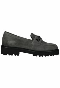 Mocasines de ante gris con una suela de goma negra resistente, que presentan un acento decorativo de tachuela negra en la parte delantera. Diseño de tacón plano y punta redondeada.