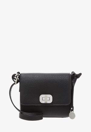 Sac bandoulière en cuir noir avec surface texturée, ferrures argentées, fermeture avant par boucle et bandoulière réglable. Forme carrée compacte.