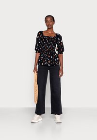 Kaffe KAMORIAN SMOCK BLOUSE - Blusa - black/blue/warm orange