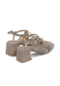 Taupefarbene High-Heelsandalen mit samtiger Textur, verzierten, gekreuzten Riemen, metallischen Akzenten und einem Blockabsatz. Ideal für formelle Anlässe.