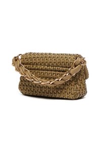 Borsa intrecciata color beige con una tracolla in catena intrecciata, con accenti verdi e forma rettangolare, che mette in mostra una superficie testurizzata.