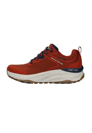 Scarpa da ginnastica rossa con tomaia in rete, sovrapposizioni testurizzate, lacci blu navy, caratteristiche impermeabili, suola intermedia spessa bianca e suola esterna in gomma marrone.