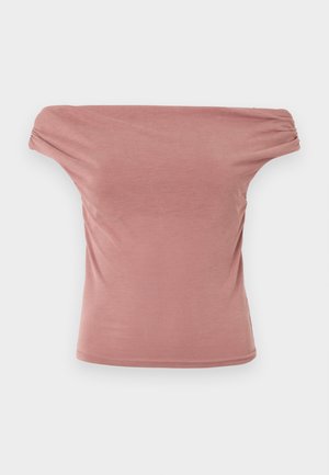 Off-the-shoulder rosa topp laget av mykt stoff. Har samlet ermer og en figursydd silhuett. Glatt tekstur uten mønstre eller utstyr.