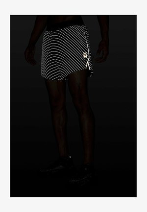 Schwarze Sportshorts mit reflektierenden weißen diagonalen Streifen, einem Logo auf der unteren rechten Seite und einem elastischen Bund.