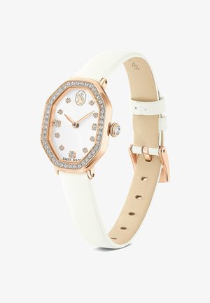 Achteckige Roségolduhr mit weißem Lederarmband, diamantbesetzter Lünette und Stundenmarkierungen, zwei Zeigern und der Aufschrift „Swiss Made“ auf dem Zifferblatt.