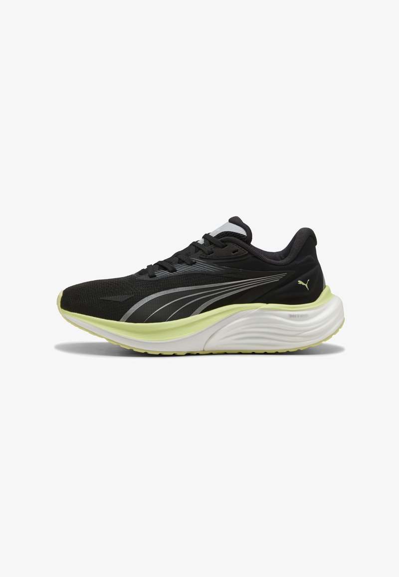 Chaussure de course athlétique noire et jaune néon avec semelle blanche amortissante et bandettes argentées du logo Puma sur le côté.