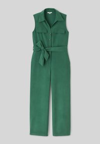 Jumpsuit vert sans manches en tissu doux, avec un col, deux poches poitrine, des boutons sur le devant et une ceinture nouée pour accentuer la taille.