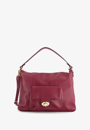 Bordeaux læder skuldertaske med en struktureret overflade, som har en frontlomme med klap og guldfarvet hardware. Justerbar rem inkluderet.