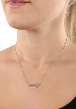 Collana d'argento che presenta una catena con un anello allungato a forma ovale e un anello di chiusura più piccolo. Design elegante; texture metallica liscia.