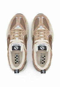 Beige Sneaker aus Mesh- und Wildledermaterialien. Klare Gummisohle, flache Schnürsenkel und Logo auf Zunge und Ferse. Einfaches, modernes Design.