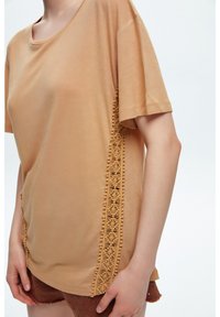 adL SHORT SLEEVE LACE DETAILED  - Triko s potiskem - camel