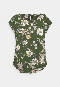 Groene blouse met korte mouwen en een bloemenpatroon in roze, wit en blauw. Ronde halslijn met een uitsparing aan de achterkant.