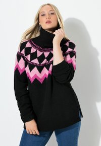 Maglione nero a collo alto con un motivo geometrico a zigzag rosa e nero, realizzato in morbido tessuto a maglia con leggere fessure laterali.