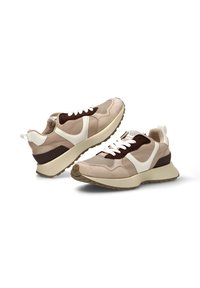 Zapatillas deportivas con una combinación de colores beige y marrón, materiales de malla y gamuza, acentos blancos, y una suela de goma gruesa con agarre texturizado.