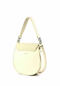 Sac à main en cuir couleur crème avec poignée supérieure, fond arrondi, fermeture à rabat et accents de ferrures argentées.