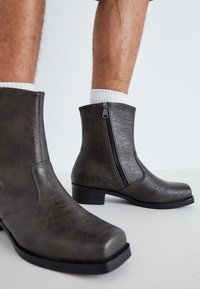 Koi Footwear Botki kowbojki i motocyklowe