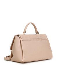 Beige läderhandväska med en strukturerad form, topphandtag och avtagbar axelrem. Har kviltad detaljering på locket.