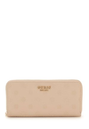 Beige Reißverschluss-Geldbörse mit einer strukturierten Oberfläche, die mit geprägten Logo-Mustern und goldfarbener Hardware versehen ist. Misst ungefähr 20 cm in der Länge.