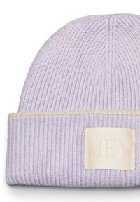 Lilas geribbelde gebreide beanie met een roomkleurige omslag en een rechthoekig label met het woord "HEY" in lichtbeige.