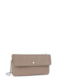 Clutch in pelle beige con tracolla in catena argentata, chiusura a patta con bottone a pressione e logo in rilievo sul fronte. Texture liscia.