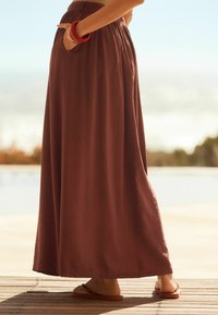 Next Maxinederdele - brown