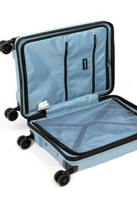 Modrý tvrdý kufr s texturovaným povrchem, přihrádkami na zip, mřížkovými přepážkami a čtyřmi otočnými kolečky pro snadnou manipulaci.