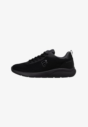 Czarne buty sportowe z siateczkową cholewką, zaokrąglonym noskiem, czarnymi sznurówkami, wyściełanym kołnierzem i teksturowaną podeszwą z subtelnym logo na boku.