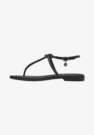 Fekete tangapapucs csomózott pánttal, lapos talppal és egy kis kerek fém részlettel a boka pántjánál.