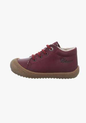 Dziecięce bordowe skórzane sneakersy z czerwonymi sznurowadłami, gumową podeszwą, wyściełanym kołnierzem i miękką beżową wyściółką, z tłoczonym logo po boku blisko pięty.